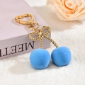 Detailaufnahme Kirsch-Anhänger in Blau mit goldener Schleife und Herz-Verschluss - Herzverschluss - Blau Beflockt / Blau