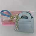 Mini Hellblauer Leder-Taschenanhänger mit Goldring, Perle und geflochtenem Armband - Himmelblau