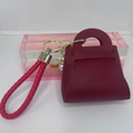 Detailansicht Mini-Taschenanhänger aus weinrotem Kunstleder mit Perle und Goldring - Burgunderrot