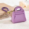 Mini monedero de cuero PU púrpura con dije de perla y asa trenzada sobre base de felpa suave - Morado