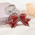 Detalle de llavero con lazo de diamantes rojos y cierre de mosquetón plateado brillante - Rojo