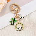 Détail du porte-clés panda en métal avec breloque bambou et fermoir mousqueton - Panda Allongé