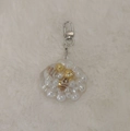 Detail eines muschelförmigen Schlüsselanhängers mit Perlen auf weißem Kunstfellhintergrund - Karabiner-Stil / Weiß