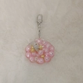 Nahaufnahme des rosa Acryl-Muschel-Schlüsselanhängers mit Perlen und Glitzer-Sand - Karabiner-Stil / Rosa