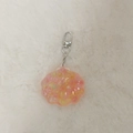 Detailansicht Muschel-Schlüsselanhänger mit rosa-orangem Farbverlauf und Glitzer - Karabiner-Stil / bunt