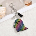Dettaglio del portachiavi fantasma con strass arcobaleno, moschettone d'argento e nappa nera - Stile Nappa Arcobaleno
