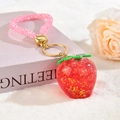 Porte-clés fraise en résine pailletée avec dragonne en cristal rose sur peluche blanche - Style Dragonne en Strass Rouge