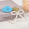 Portachiavi con cappello di paglia blu, fiocco di perle e anello d'oro su peluche morbido - Stile Cappello con Fiocco / Stile Cappello Blu