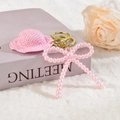 Dettaglio di un portachiavi a mini cappello rosa con fiocco di perle e gancio dorato - Stile Cappello con Fiocco / Stile Cappello Rosa