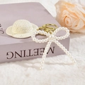 Portachiavi creativo mini cappello di paglia con fiocco di perle e anello dorato su peluche - Stile Cappello con Fiocco / Stile Cappello Bianco