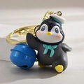 Dettaglio di un portachiavi a pinguino con fiocco blu, cappello e campanellino - Pinguino che Cammina / Fibbia Dorata + Pinguino + Campanello