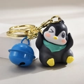 Dettaglio portachiavi a forma di pinguino con sciarpa verde, campanello blu e gancio - Pinguino con Sciarpa / Fibbia Dorata + Pinguino + Campanello