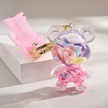 Portachiavi a forma di orso con glitter rosa e cinturino in silicone su supporto bianco - Stile Lettera Rosa