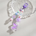 Portachiavi artigianale in perline acriliche colorate con ciondolo farfalla viola e fiori - Fibbia a D + Catena di Perline / Viola