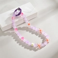 Dettaglio di perline di vetro fatte a mano con ciondoli a fiore e accento di cuore viola - Viola
