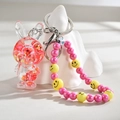 Makroaufnahme von flüssigem Glitzer-Hasen-Schlüsselanhänger mit rosa Sternen und Perlenkette - Rosarot (Hasenkette)