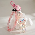 Vue détaillée du charme lapin iridescent avec bracelet en perles et fermoir rose - Porte-clés + Lapin Dansant / Style de chaîne rose pâte de haricots
