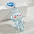 Gros plan détaillé d'un pendentif lapin en acrylique bleu translucide au fini brillant - Porte-clés + Lapin Dansant / Anneau de couleur bleu