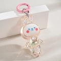 Charm lapin iridescent avec mousqueton rose montrant des détails en acrylique translucide - Porte-clés + Lapin Dansant / Anneau de couleur rose pâte de haricots
