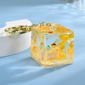 Porte-clés cube en résine avec fleurs séchées jaunes et modèle de maison miniature - Boucle en Or Clair + Maison Bouteille Carrée / Jaune Citron