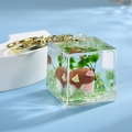 Vue détaillée du porte-clés cube acrylique avec maison champignon miniature et paillettes - Boucle en Or Clair + Maison Bouteille Carrée / Vert