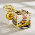 Porte-clés cochon rose en cube acrylique avec paillettes dorées et sables mouvants - Style Cloche Cube