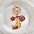 Feestelijke Chinese draak sleutelhanger met gouden koi en kersenbloesem bedeltje - Koi Draak