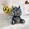 Dettaglio portachiavi mostro creativo con sfumatura viola metallizzato e campanello d'oro - Grigio