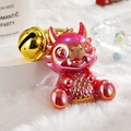Dettaglio portachiavi drago metallico sfumato rosa con grande campanello dorato su peluche - Rosso