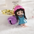 Portachiavi con statuetta di ragazza in resina con campanello viola e gancio d'oro - Fibbia Oro Chiaro + Ragazza + Campanello / Viola