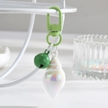 Portachiavi creativo con conchiglia iridescente, gancio in metallo verde e campanellino - Bianco