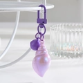Dettaglio portachiavi a conchiglia colorata con lustro perlato viola e perla coordinata - Viola