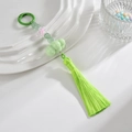 Vue détaillée d'un pendentif gland vert clair avec des perles et un décor floral - Anneau Coloré + Chaîne + Gland / Vert