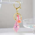 Llavero de caracola luminosa con colgante degradado colorido y mini botella líquida - Rosa