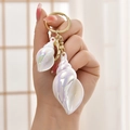 Porte-clés conque irisé avec fermoir mousqueton doré et finition nacrée colorée - Boucle en Or Clair + Grande et Petite Conque / Blanc