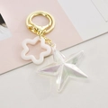 Portachiavi a stella in acrilico iridescente con anello dorato e piccolo ciondolo - Chiusura in Oro Chiaro + Pentagramma + Accessori / Bianco