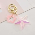 Dettaglio del ciondolo a stella 3D aurora rosa con chiusura dorata e charm stella - Chiusura in Oro Chiaro + Pentagramma + Accessori / Rosa