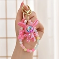 Dettaglio portachiavi a forma di coniglio astronauta rosa con cinturino in perline colorate - Coniglio Luminoso + Catena con Perline / Rosa Cremesi (Stile con Perline)