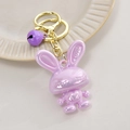 Dettaglio portachiavi a forma di coniglio viola perlato con campanellino e scritta LOVE - Fibbia Oro Chiaro + Coniglio + Campanello / Viola