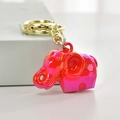 Detail van roze acryl olifant sleutelhanger met geometrische facetten en gouden sluiting - Rozerood