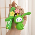 Portachiavi a rana con corona dorata e cinturino in silicone verde tenuto in mano - Verde