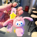 Dettaglio portachiavi con coniglio in silicone rosa con cinturino a stella e ciondoli - Rosa