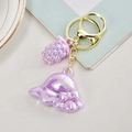Portachiavi con ciondolo a cappello e uva viola cangiante e chiusura a moschettone d'oro - Fibbia in Oro Chiaro+Cappello+Uva / Viola