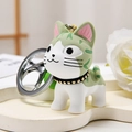 Dettaglio di un portachiavi a forma di gatto verde su base bianca con rosa decorativa - Gatto a strisce bianche e verdi (Chiusura girevole argento + Campanello) / Verde