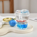 Vista dettagliata del portachiavi a barca con liquido blu, paillettes e stelle in acrilico - Tazza a Cuore