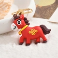 Detail eines roten Cartoon-Pony-Schlüsselanhängers mit gelber Glocke und Goldclip - Rotes Pferd