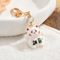 Porte-clés chat de la fortune mignon avec lingots d'or sur fond en peluche blanche - Chat de la Fortune (Augmentation de Salaire)