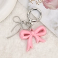 Chique roze 3D-strik hanger van acryl met zilveren ketting op een witte pluche basis - Roze