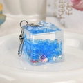 Porte-clés carré en acrylique avec perles bleues et paillettes fleurs mauves en sable mouvant - Fermoir Homard + Cube Lumineux / Bleu