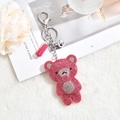 Portachiavi orsetto rosa con strass nappe e campanello su sfondo di peluche bianco - Rosa Rosso
